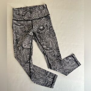 Lululemon High Times black white Antique Paisley print 7/8 leggings size 6